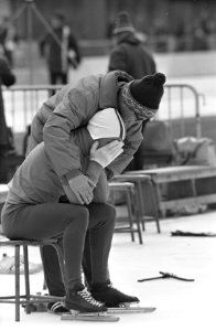 Olympische Spelen Grenoble, Jan Bols teleurgesteld op e krukje, met bij hem trai, Bestanddeelnr 921-0900