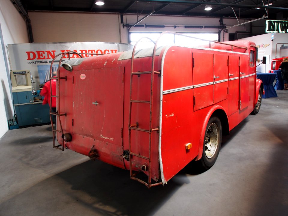 Old red Volvo Fire engine, pict2