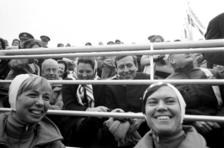 Olympische Spelen Grenoble, op tribune prinses Beatrix prins Claus , op voorgron, Bestanddeelnr 921-0687