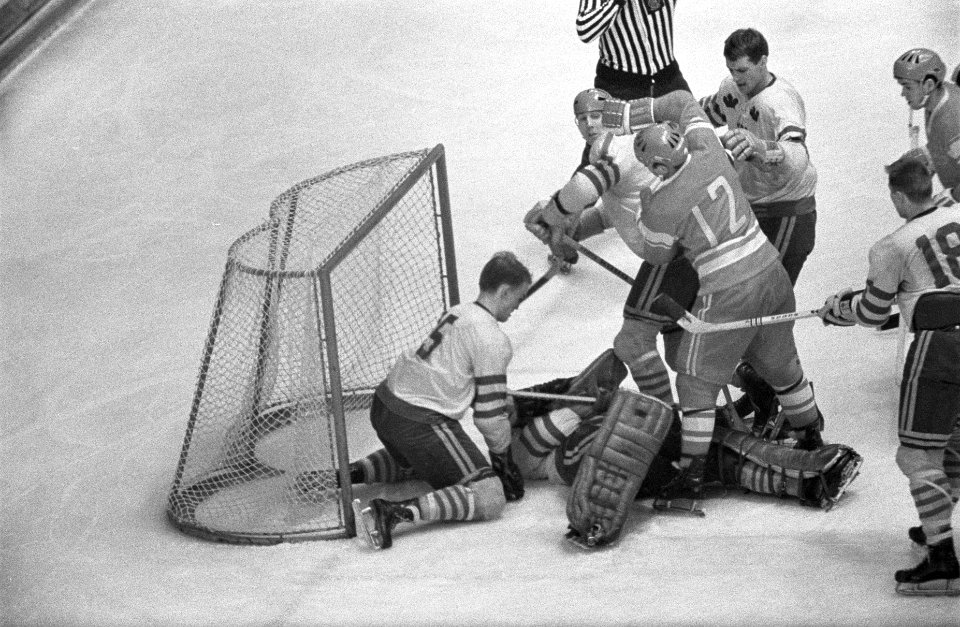 Olympische Spelen Grenoble, ijshockey Rusland tegen Zweden 3-2, Opstootje rond h, Bestanddeelnr 921-0882