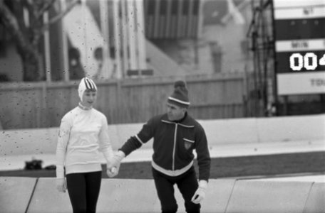Olympische Spelen Grenoble, nummer 16 Stien Kaiser in aktie, nummer 13 Holum in , Bestanddeelnr 921-0670
