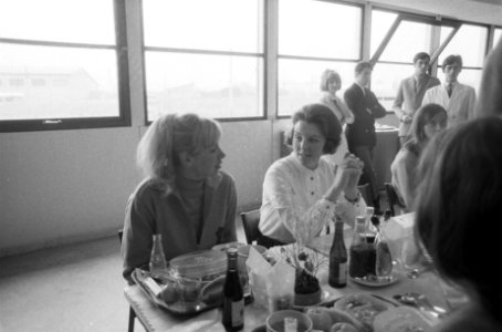 Olympische Spelen Grenoble, prinses Beatrix en Claus boden schaatsters lunch aan, Bestanddeelnr 921-0678