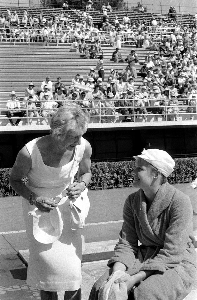 Olympische Spelen te Rome, Fanny Blankers-Koen in gesprek met zwemster Cocky Gas, Bestanddeelnr 911-5416