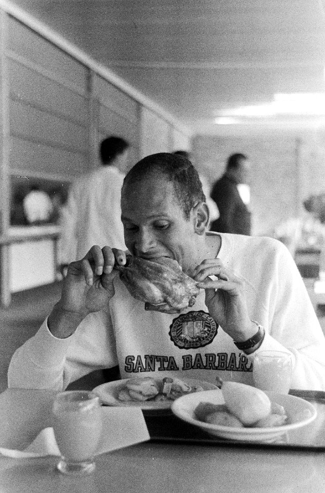 Olympische Spelen te Rome, Henk Visser kip aan het eten in het restaurant, Bestanddeelnr 911-5218