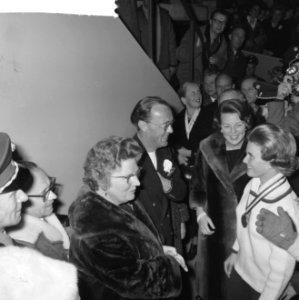 Olympische Spelen 1964 te Innsbruck, Sjoukje Dijkstra na de overwinning met Prin, Bestanddeelnr 916-0192