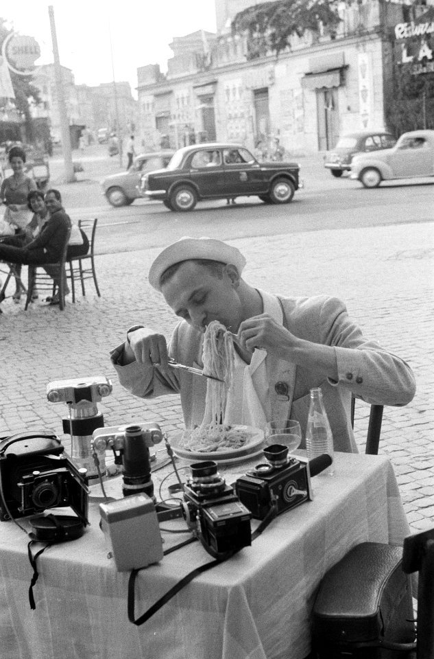 Olympische Spelen te Rome, buitenlandse fotograaf eet spaghetti met schaar, Bestanddeelnr 911-5227