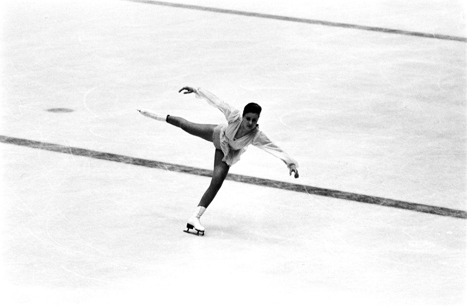Olympische Spelen 1964 te Innsbruck, Nicole Hassler tijdens kur, Bestanddeelnr 916-0189