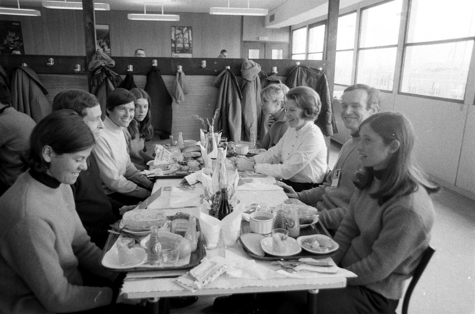 Olympische Spelen Grenoble, de dames-schaatsploeg met prinses Beatrix en prins C, Bestanddeelnr 921-0679