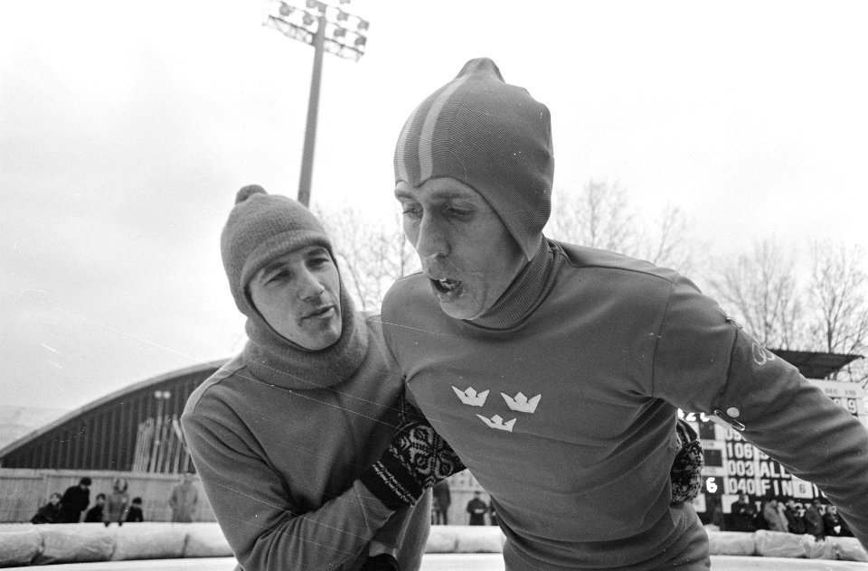 Olympische Spelen Grenoble, Kees Verkerk ondersteund Johnny Hoeglin na zijn rit, Bestanddeelnr 921-0899