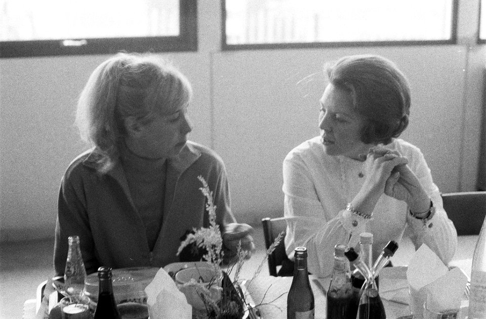 Olympische Spelen Grenoble, prinses Beatrix en Claus boden schaatsters lunch aan, Bestanddeelnr 921-0680