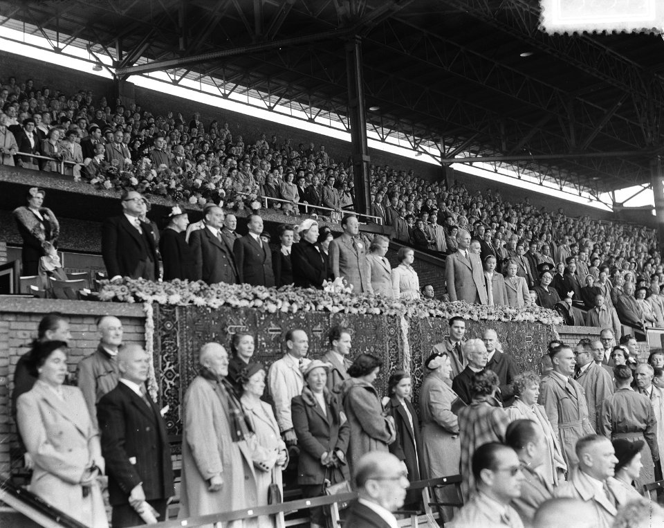 Olympische Revanches Olympisch Stadion. H. M. en Prins Bernhard op tribune, Bestanddeelnr 905-2579