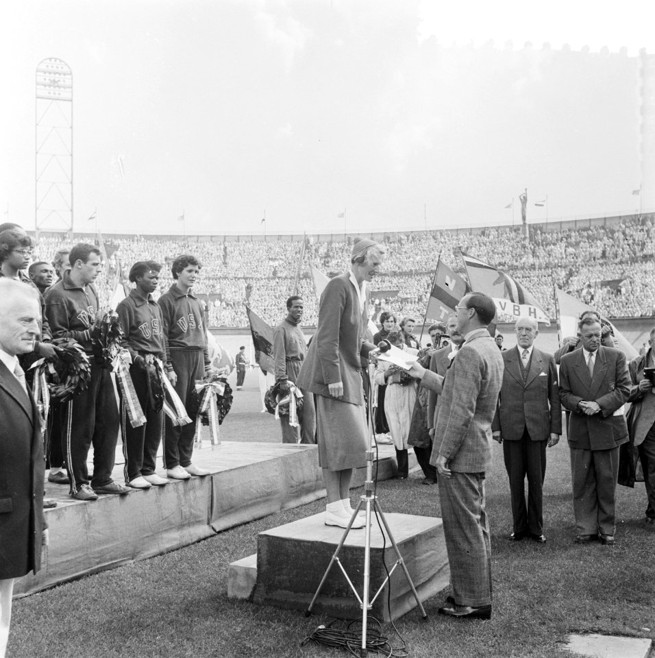 Olympische Revanches Olympisch Stadion. Fanny Blankers-Koen ontvangt oorkonde va, Bestanddeelnr 905-2586