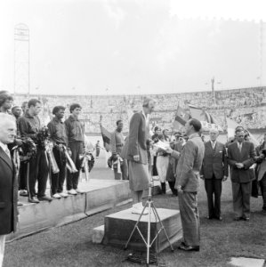 Olympische Revanches Olympisch Stadion. Fanny Blankers-Koen ontvangt oorkonde va, Bestanddeelnr 905-2586