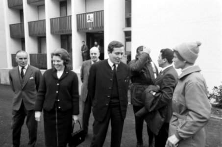 Olympische Spelen Grenoble, voorstellen van de ploeg aan Koninklijk paar, Bestanddeelnr 921-0685