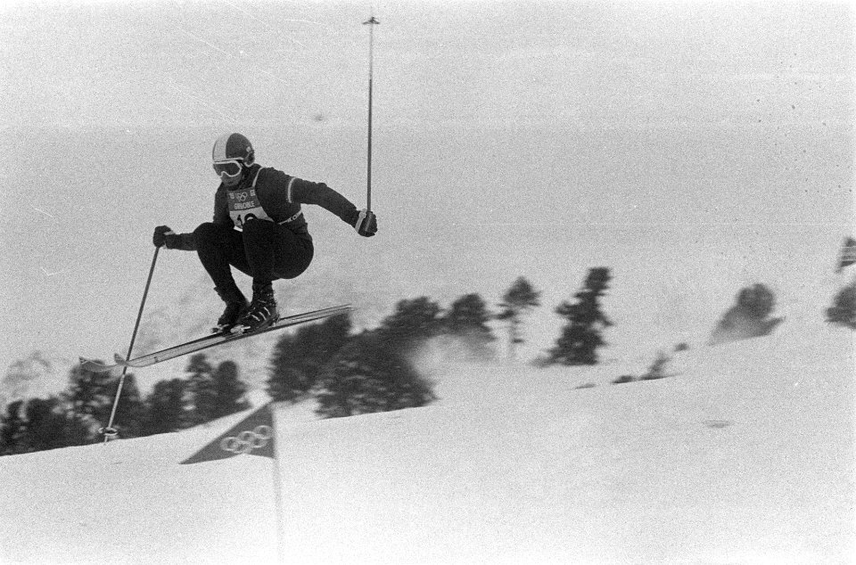 Olympische spelen, Gerhard Nenning (Oostenrijk) in aktie bij skilopen (afdaling), Bestanddeelnr 921-0656