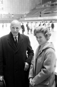 Olympische Spelen 1964 te Innsbruck, Sjoukje Dijkstra en minister Bot, Bestanddeelnr 916-0185