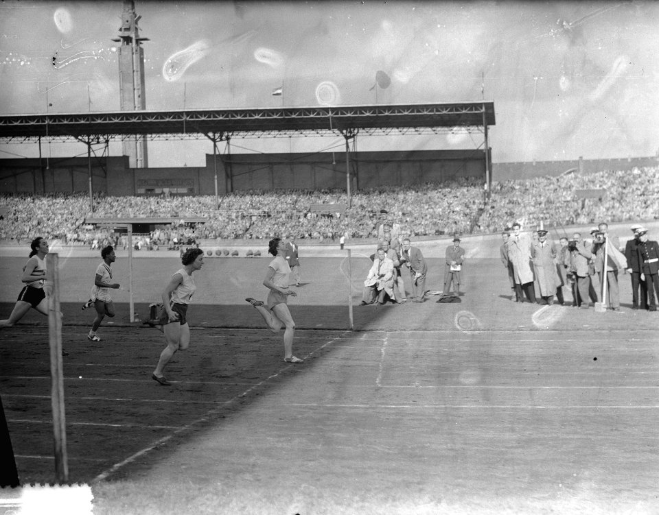 Olympische Revanches Olympisch Stadion. 200m dames 1. Puck Brouwer 2. Johnson (A, Bestanddeelnr 905-2581