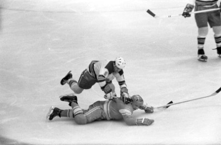 Olympische Spelen Grenoble, ijshockey Rusland tegen VS 10 spelmoment, Bestanddeelnr 921-0878