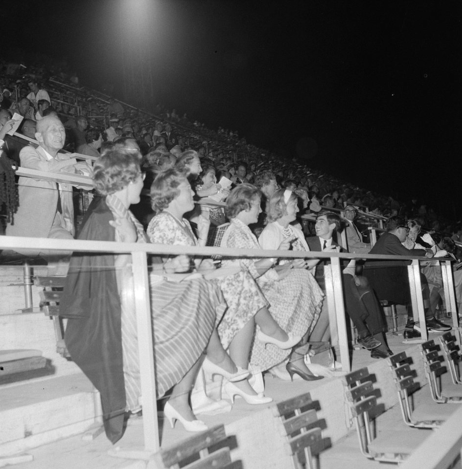 Olympische Spelen te Rome, Koninklijke familie in het zwemstadion, Bestanddeelnr 911-5868