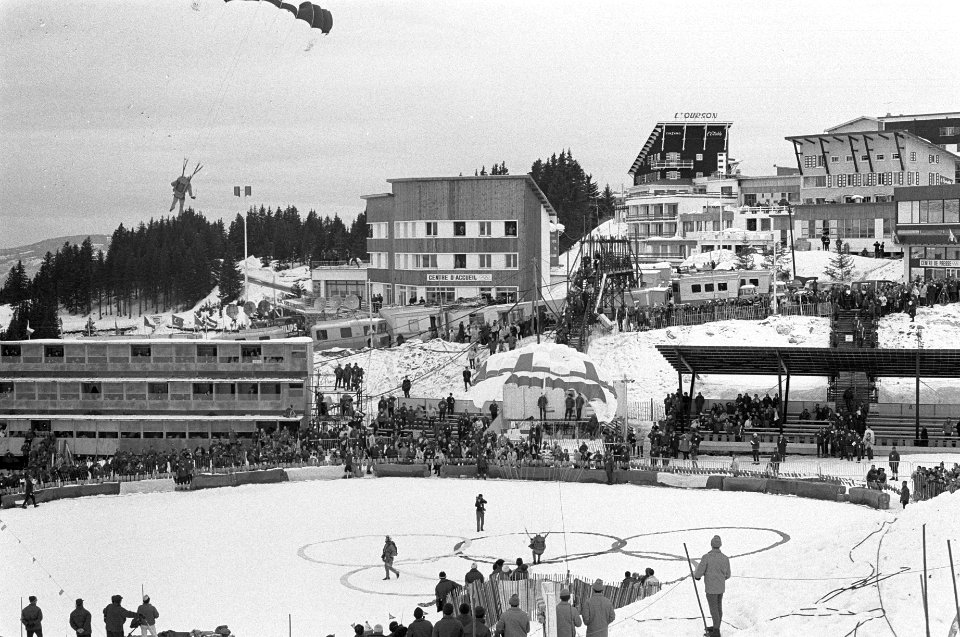 Olympische Spelen Grenoble, parachutes in Chamrousse, Bestanddeelnr 921-0877