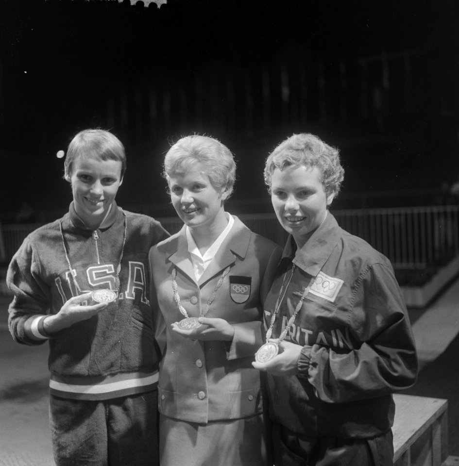 Olympische Spelen te Rome, prijswinnaressen 3 meter plank schoonspringen v.l.n.r, Bestanddeelnr 911-5434