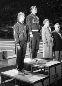 Olympische Spelen te Rome, MedaillecCeremonie 100m vlinderslag, nr 1 Schuler, n, Bestanddeelnr 911-5841