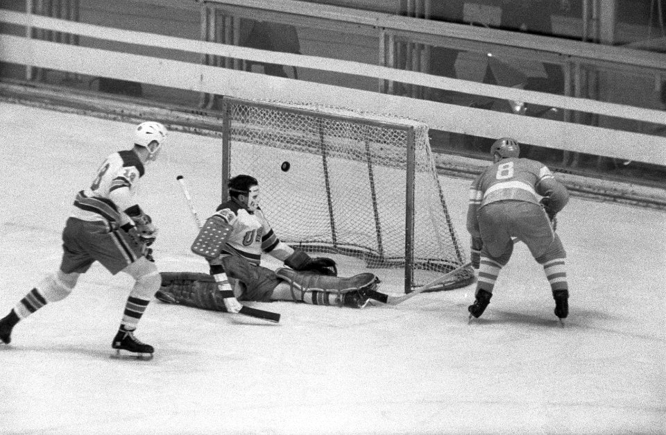 Olympische Spelen Grenoble, ijshockey Rusland tegen VS 10 spelmoment, Bestanddeelnr 921-0880