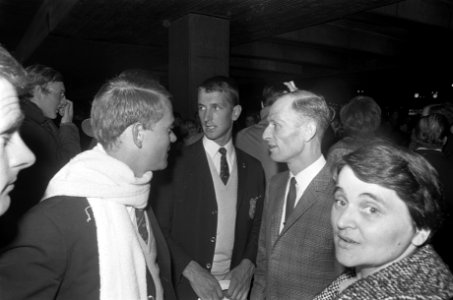 Olympische ploeg terug uit Mexico, de heer Collard (rechts) in gesprek met Rene , Bestanddeelnr 921-8075