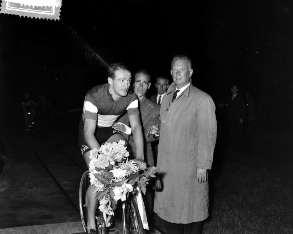 Olympische revances in stadion Amsterdam, wielrenner, Bestanddeelnr 911-6045