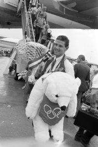 Olympische ploeg komt aan op Schiphol uit Seoel zilveren medaillewinnaar Leo Pe, Bestanddeelnr 934-3322