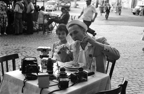 Olympische Spelen te Rome, buitenlandse fotograaf eet spaghetti met schaar, Bestanddeelnr 911-5226