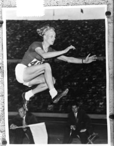 Olympische Spelen in Helsinki. Een Russische verspringster, Bestanddeelnr 905-2372