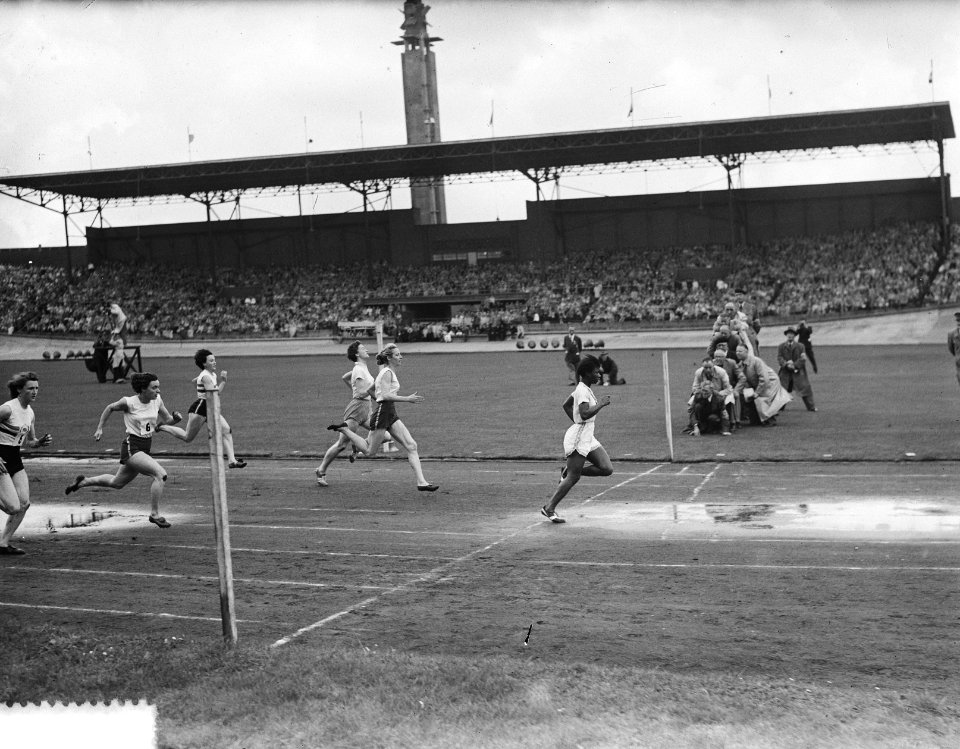 Olympische Revanches Olympisch Stadion. Finish m dames, Bestanddeelnr 905-2584