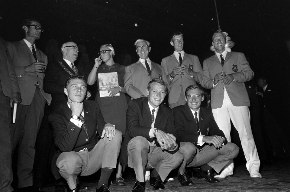 Olympische deelnemers ontvangen op stadhuis Amsterdam de medaille-winnaars bijee, Bestanddeelnr 921-8240