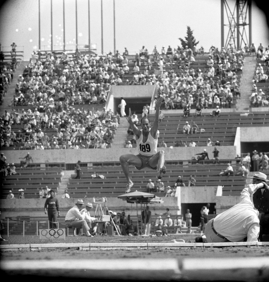 Olympische Spelen te Rome, Henk Visser tijdens verspringen, Bestanddeelnr 911-5872