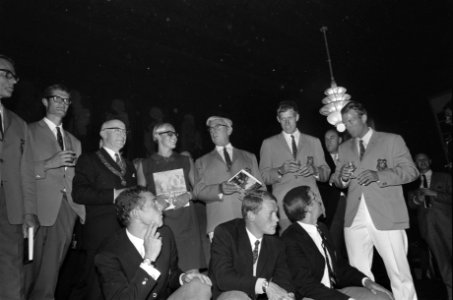 Olympische deelnemers ontvangen op stadhuis Amsterdam de medaille-winnaars bijee, Bestanddeelnr 921-8242