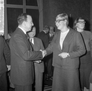 Olympische deelnemers gehuldigd, staatssecretaris Van La en Ada Kok (r), Bestanddeelnr 917-1252