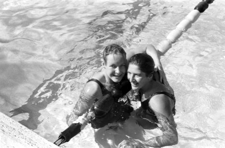 Olympische Spelen te Rome, Cocky Gastelaars met Dawn Fraser (links), Bestanddeelnr 911-5424