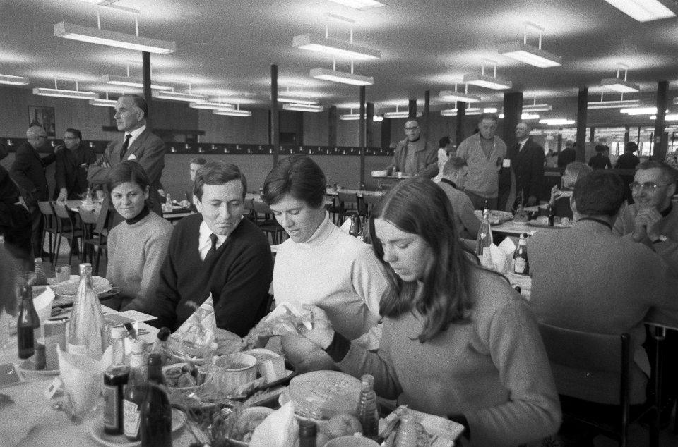 Olympische Spelen Grenoble, prinses Beatrix en Claus boden schaatsters lunch aan, Bestanddeelnr 921-0681