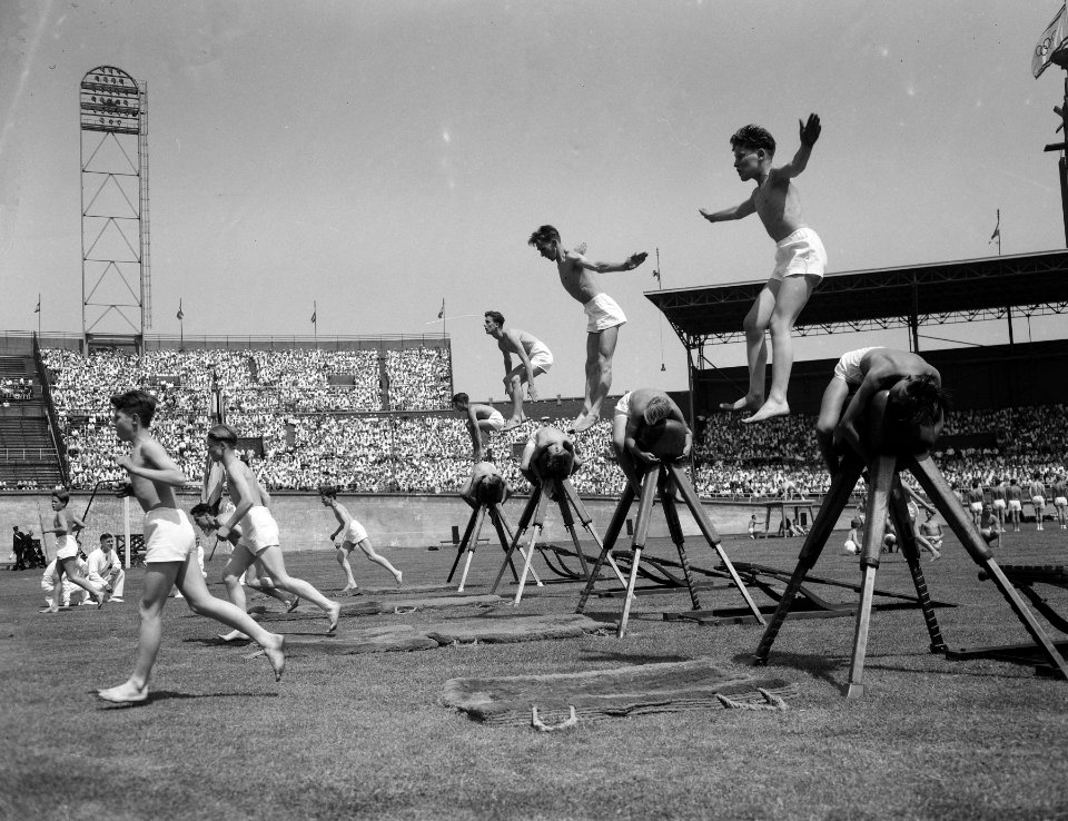 Olympische dag in Olympsich Stadion Amsterdam 800 meter in 1507, Bestanddeelnr 908-7286
