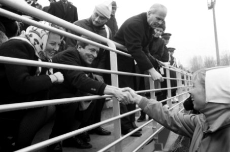 Olympische Spelen Grenoble, op tribune prinses Beatrix prins Claus, Bestanddeelnr 921-0688