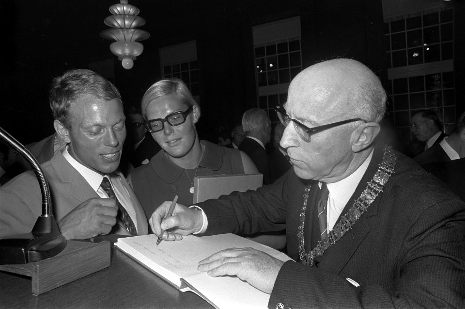 Olympische deelnemers ontvangen op stadhuis Amsterdam Burgemeester Samkalden met, Bestanddeelnr 921-8238