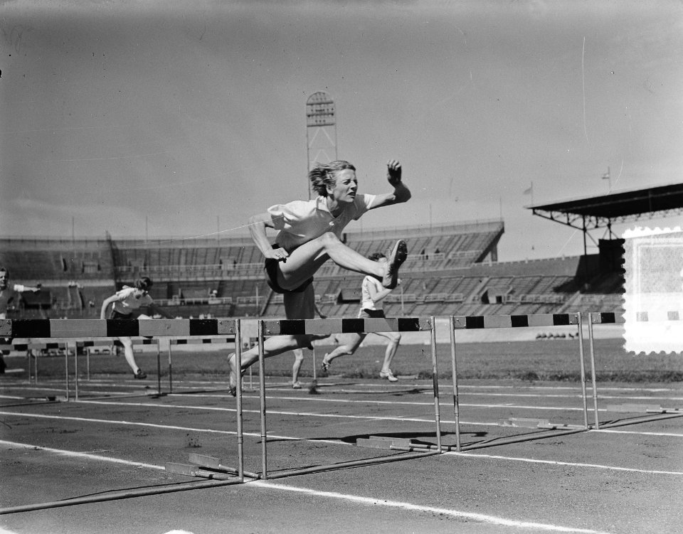 Olympische Dag in Amsterdam. Fanny Blankers-Koen tijdens 80 meter horden., Bestanddeelnr 904-6983