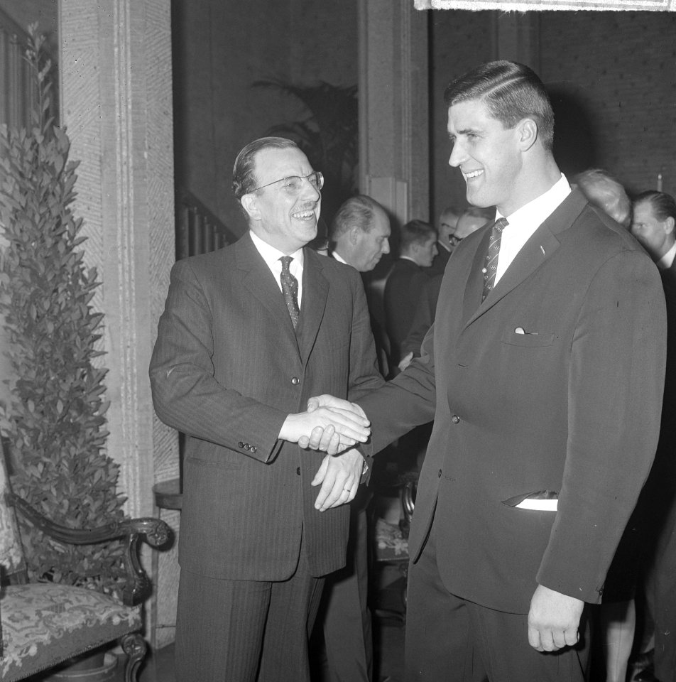 Olympische deelnemers gehuldigd, staatssecretaris Van Laar en Anton Geesink (r), Bestanddeelnr 917-1255