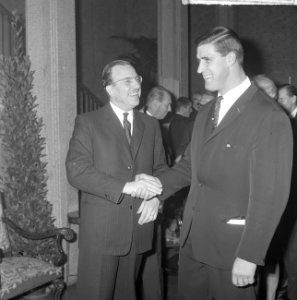 Olympische deelnemers gehuldigd, staatssecretaris Van Laar en Anton Geesink (r), Bestanddeelnr 917-1255