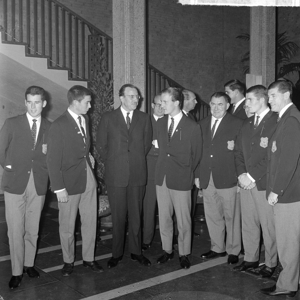 Olympische deelnemers gehuldigd, staatssecretaris Van La en Ada Kok (r), Bestanddeelnr 917-1253