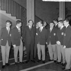 Olympische deelnemers gehuldigd, staatssecretaris Van La en Ada Kok (r), Bestanddeelnr 917-1253