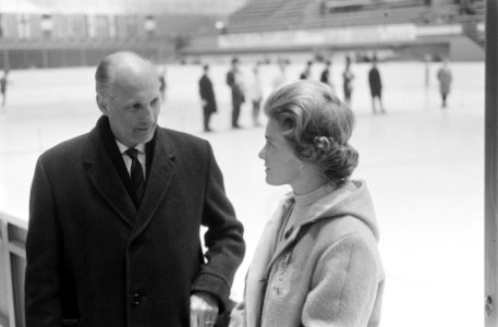 Olympische Spelen 1964 te Innsbruck, Sjoukje Dijkstra en minister Bot, Bestanddeelnr 916-0186