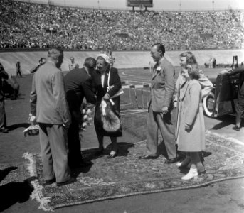 Olympische dag in stadion aankomst Koninklijke familie, Bestanddeelnr 905-1251