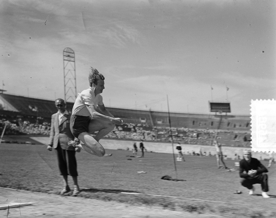 Olympische Dag in Amsterdam. Fanny Blankers-Koen tijdens verspringen, Bestanddeelnr 904-6984